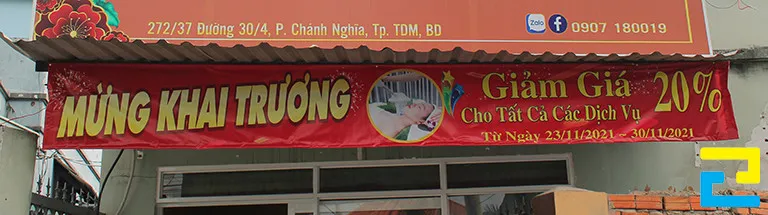 Mẫu băng rôn khai trương spa với hình ảnh dịch vụ, chữ vàng đơn giản trên nền đỏ bắt mắt
