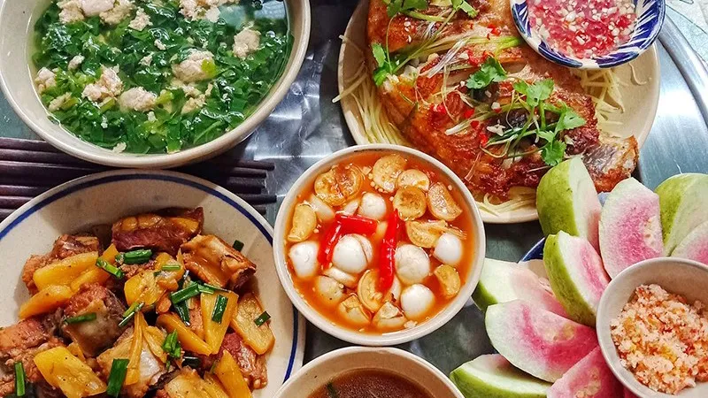 Gia đình quây quần bên mâm cơm ấm cúng, biểu tượng của tình thân và hạnh phúc