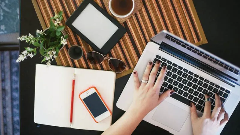 Tìm kiếm và tham khảo các mẫu poster giới thiệu bản thân trên Internet.