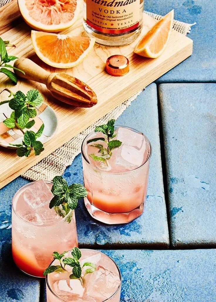Ly cocktail tươi mát với lát chanh vàng và đá viên, mang đến vẻ đẹp hấp dẫn cho đồ uống
