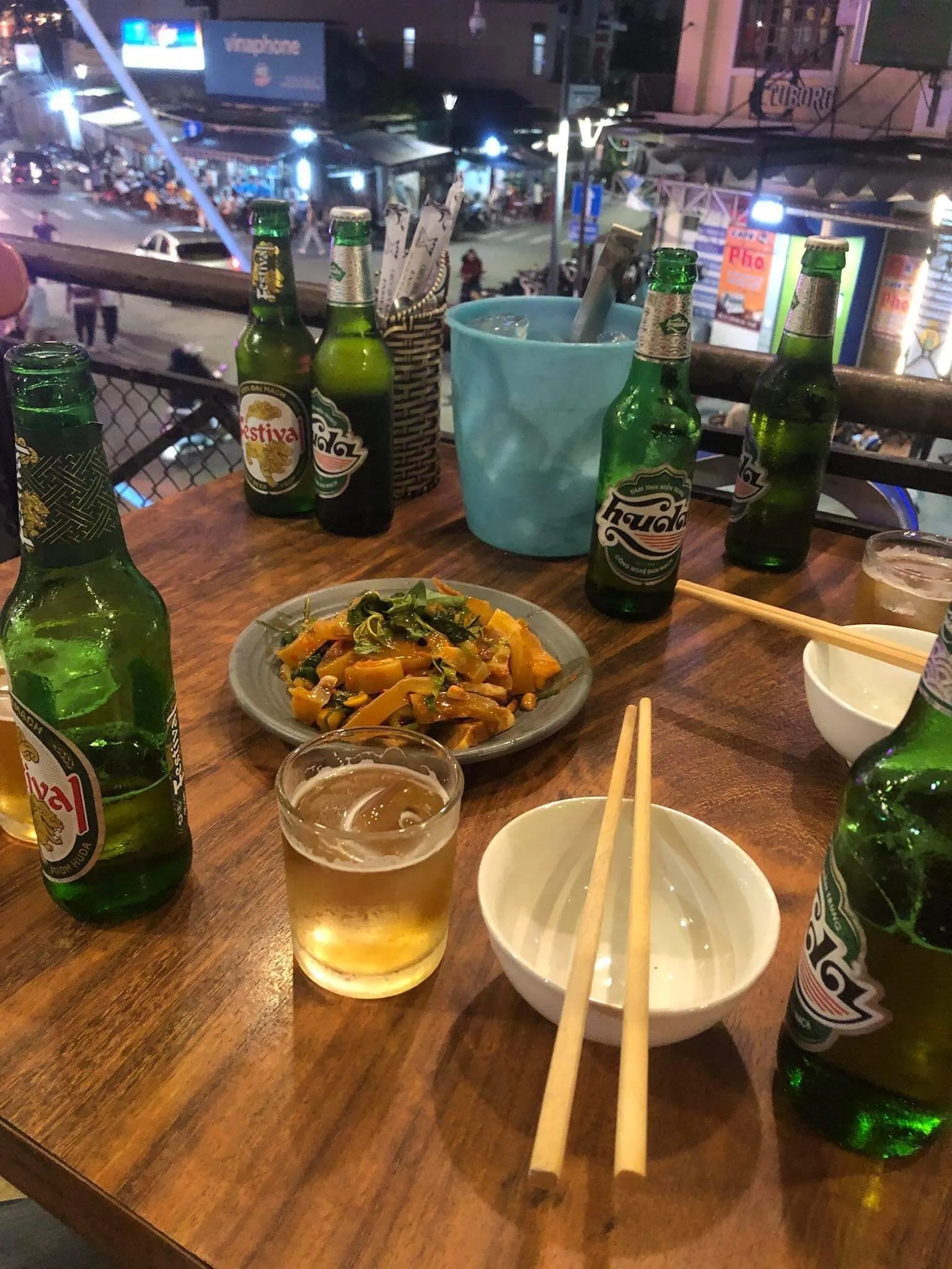 Hình ảnh một ly bia trên bàn quầy bar, thể hiện không gian quán nhậu quen thuộc