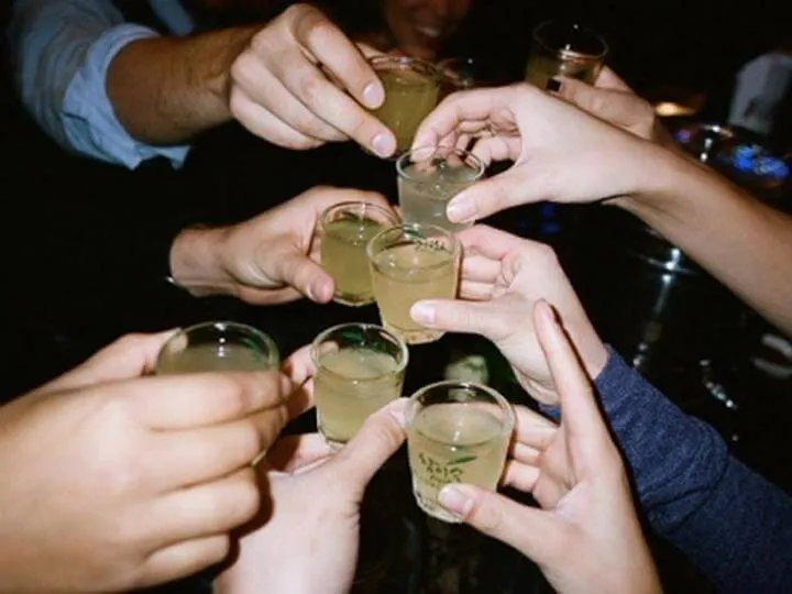 Bạn bè cùng nhau cụng ly, tạo nên không khí rộn ràng, lan tỏa niềm vui trong mỗi buổi gặp gỡ