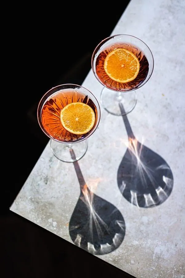 Những ly cocktail đầy màu sắc rực rỡ, biểu tượng cho sự sảng khoái và thư giãn trong các buổi tiệc