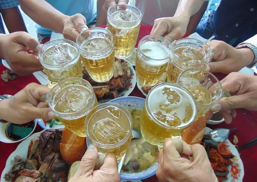 Không khí tiệc tùng náo nhiệt với những ly bia cụng vui vẻ, gắn kết bạn bè