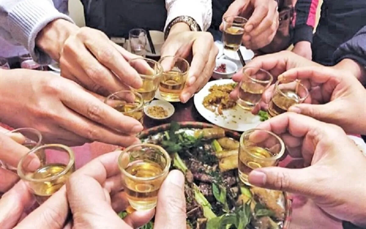 Cận cảnh hai ly rượu vang cụng vào nhau, tượng trưng cho lời chúc tốt đẹp và tình bằng hữu