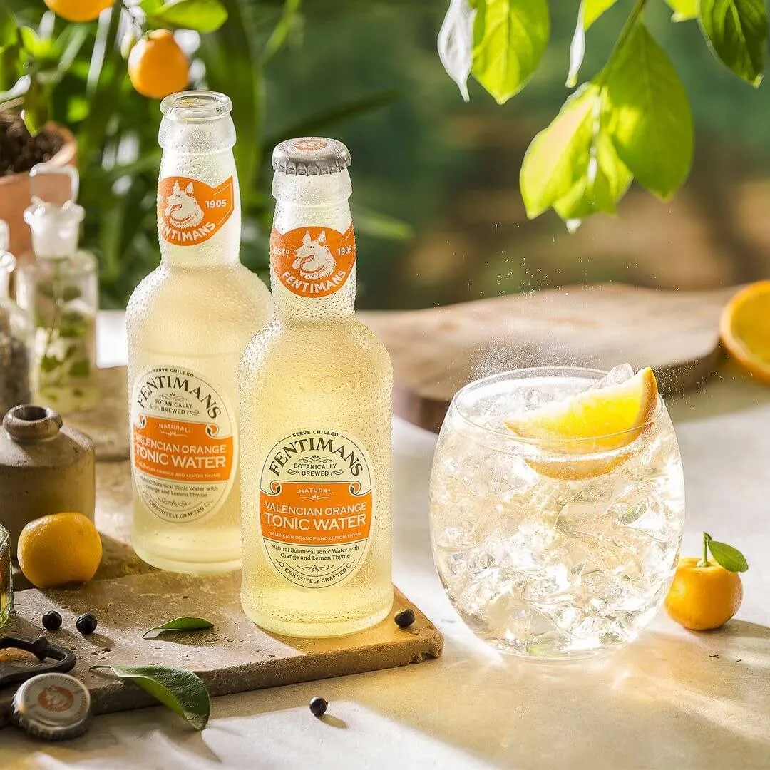 Chai tonic water được chụp cận cảnh, nổi bật chi tiết sản phẩm dùng pha chế đồ uống