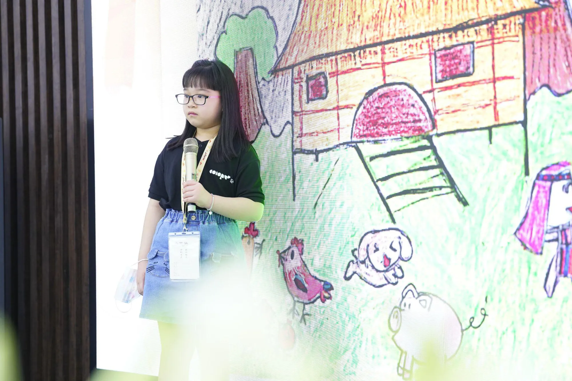 Giám khảo Nguyễn Thu Phương - Viện trưởng Viện Văn hóa Nghệ thuật Quốc gia Việt Nam, lắng nghe phần chia sẻ chân thật của Hảo Khanh và hứa sẽ đưa cô bé đi thăm nhà Rông