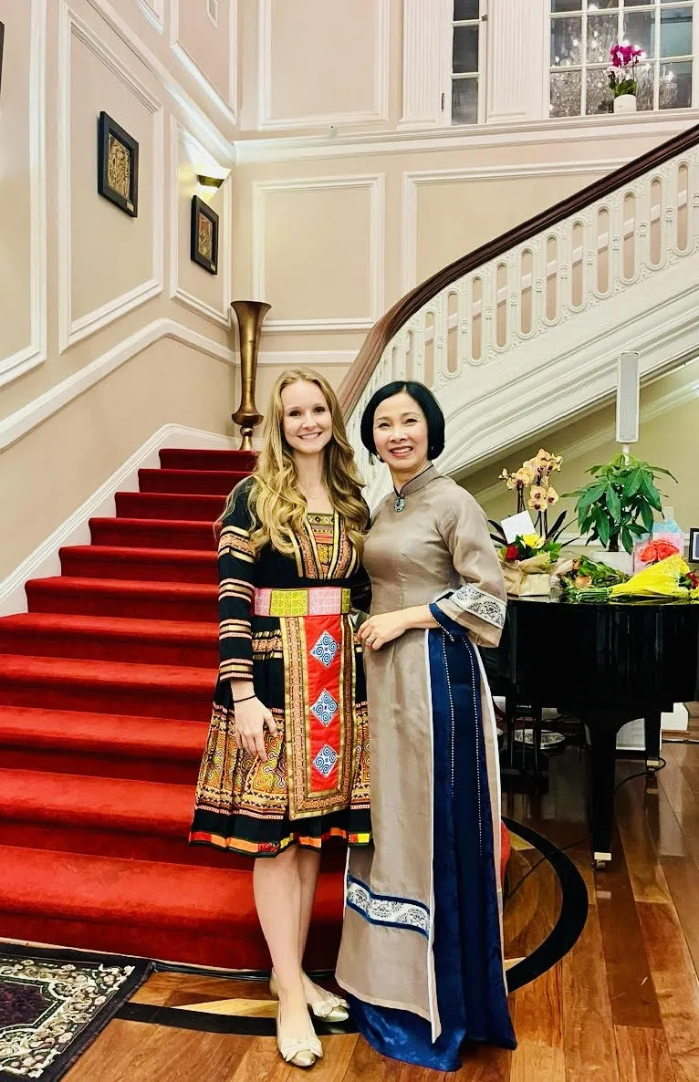 Phu nhân Trần Thị Bích Vân chụp ảnh lưu niệm với khách tham dự khi thử trang phục dân tộc H'Mông