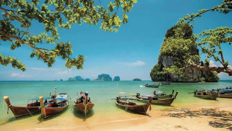 Cảnh biển lúc hoàng hôn với bầu trời rực rỡ sắc cam hồng, những đám mây phản chiếu trên mặt nước, tạo nên một khung cảnh biển cả lãng mạn cho hình nền máy tính.