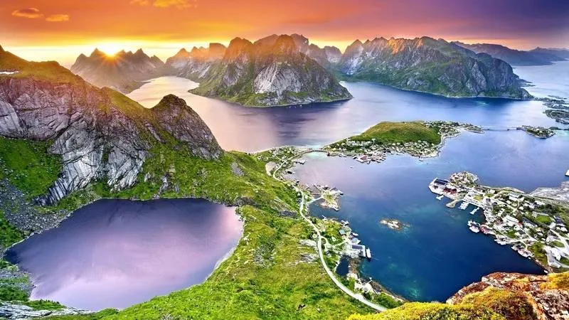 Thác nước khổng lồ đổ xuống từ vách đá cao, tạo ra một hồ nước màu xanh ngọc bích, một bức ảnh thiên nhiên hùng vĩ đầy sức mạnh cho máy tính.