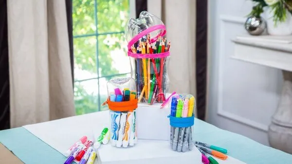 Bảng chữ cái sáng tạo được làm từ nắp chai nhựa tái chế, giúp trẻ vừa học vừa chơi và hiểu về ảnh tái chế rác thải.