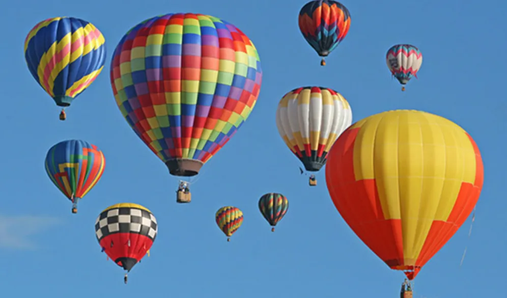 Khinh khí cầu đầy màu sắc bay trên bầu trời, hình ảnh minh họa cho khái niệm &quot;hot-air balloon&quot;