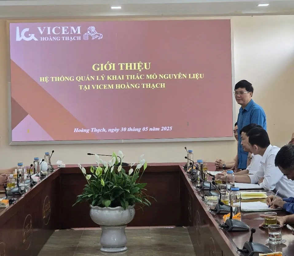 Đoàn công tác và chuyên gia họp bàn về ảnh hưởng của lũ lụt
