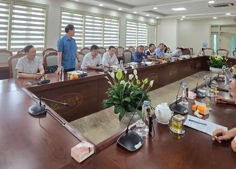Nghệ sĩ ghi nhận chi tiết hiện trường để hoàn thiện bức tranh về thiên tai