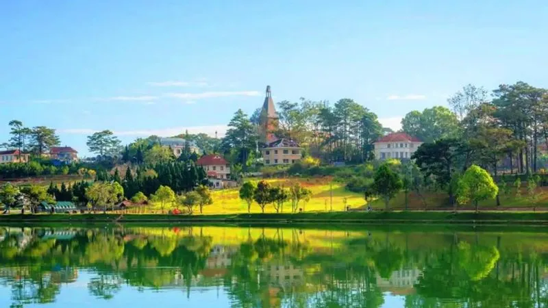 Mặt hồ Xuân Hương phẳng lặng soi bóng