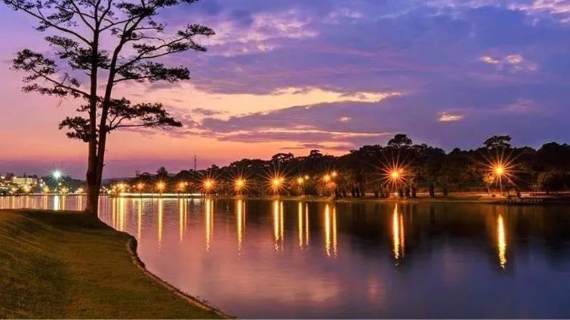 Hồ Xuân Hương lãng mạn với cầu và cây xanh