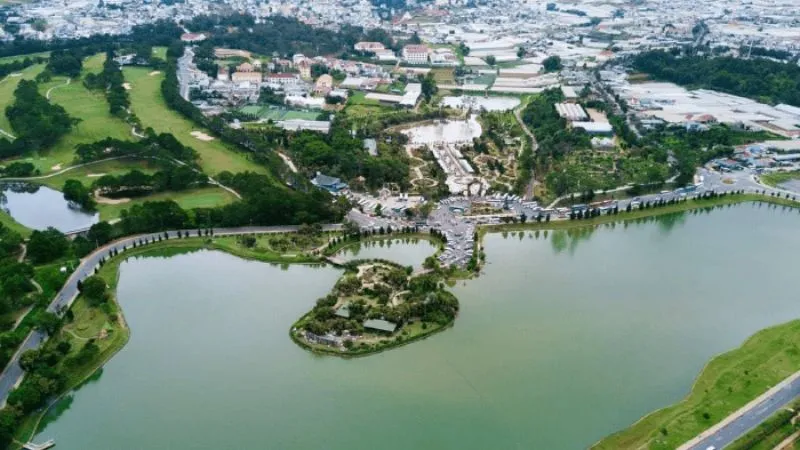 Hồ Xuân Hương buổi sáng sớm Đà Lạt