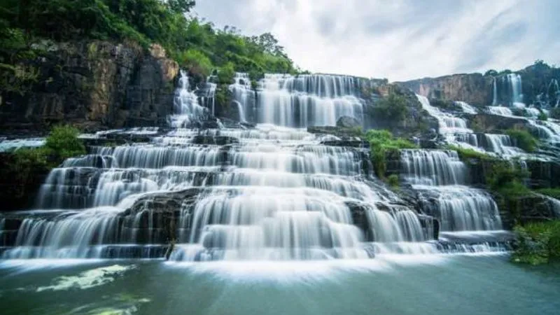 Dòng thác chảy qua ghềnh đá tạo bọt trắng xóa