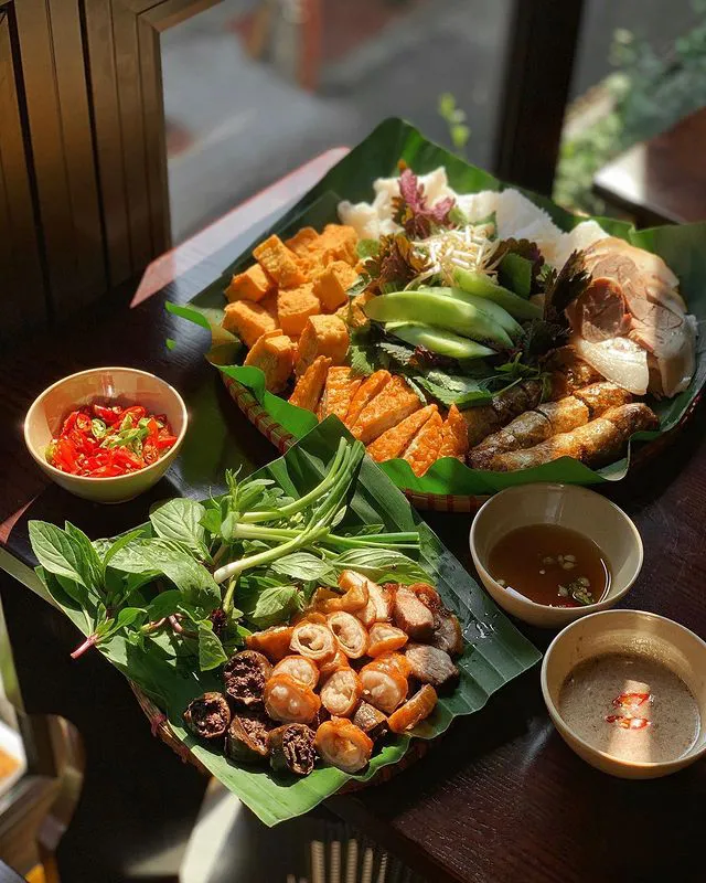 Mẹt bún đậu mắm tôm đầy đặn với đậu chiên, bún lá và chả cốm đặc trưng