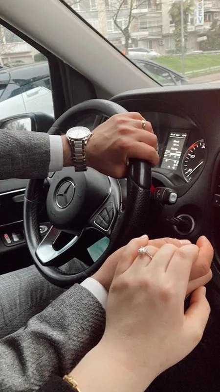 Khoảnh khắc nắm tay lãng mạn với ánh nắng nhẹ, biểu tượng của hạnh phúc đơn giản