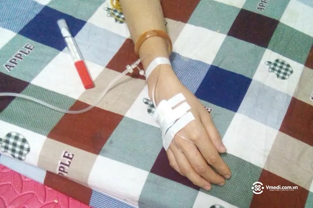 ảnh truyền nước ở tay con gái tại nhà, thể hiện sự chăm sóc sức khỏe