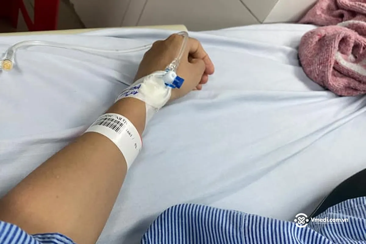 ảnh bệnh nhân nằm viện truyền nước, khung cảnh phòng bệnh
