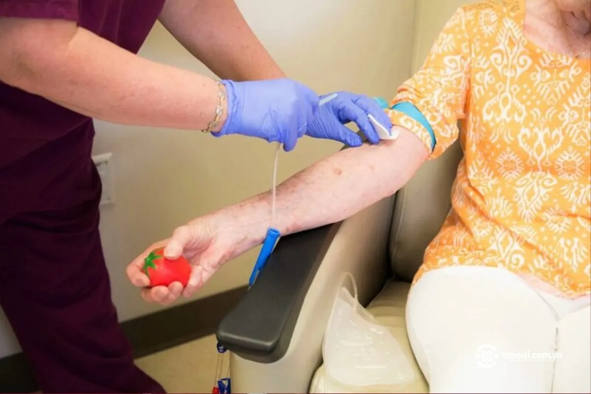 Hình ảnh bệnh nhân truyền dịch trên xe lăn trong khuôn viên bệnh viện