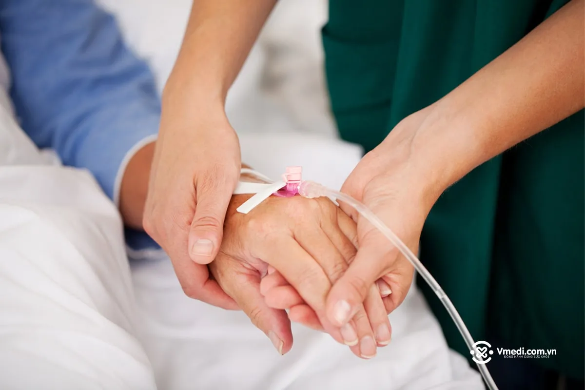 hình ảnh truyền nước trong bệnh viện, sự hỗ trợ y tế chuyên sâu