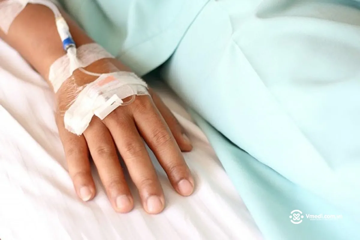 hình ảnh tay đang truyền nước biển tại bệnh viện, với dây truyền cố định