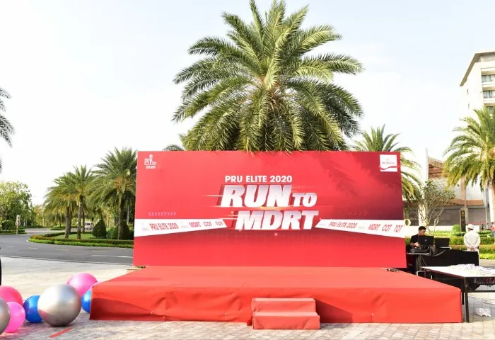 Mẫu banner sân khấu du lịch công ty với thiết kế tinh tế