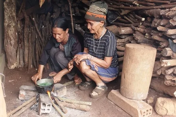 Minh họa sự lây truyền của bệnh phong cùi qua tiếp xúc gần trong môi trường sinh hoạt