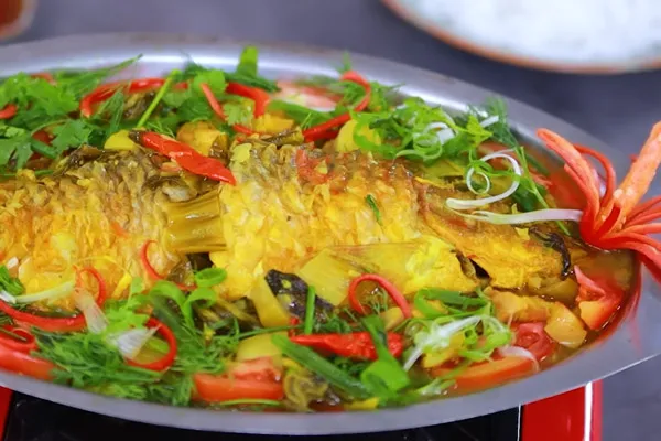 Món cá chép om dưa chua thành phẩm hấp dẫn, thơm lừng