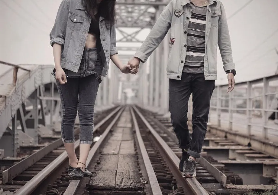 Phong cách bụi bặm với chất liệu jean quen thuộc, phù hợp để tạo nên những hình ảnh tàu hỏa đẹp đầy cá tính