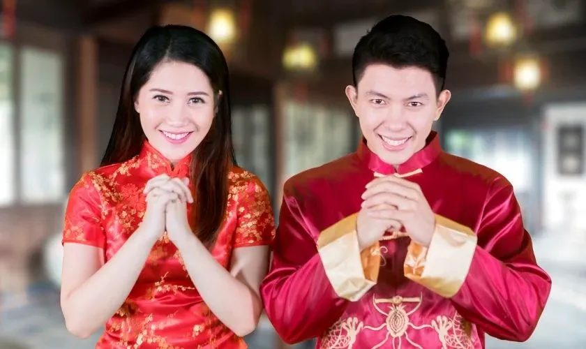 Cặp đôi đang hạnh phúc chúc Tết, thể hiện ý nghĩa của lời chúc năm mới người yêu