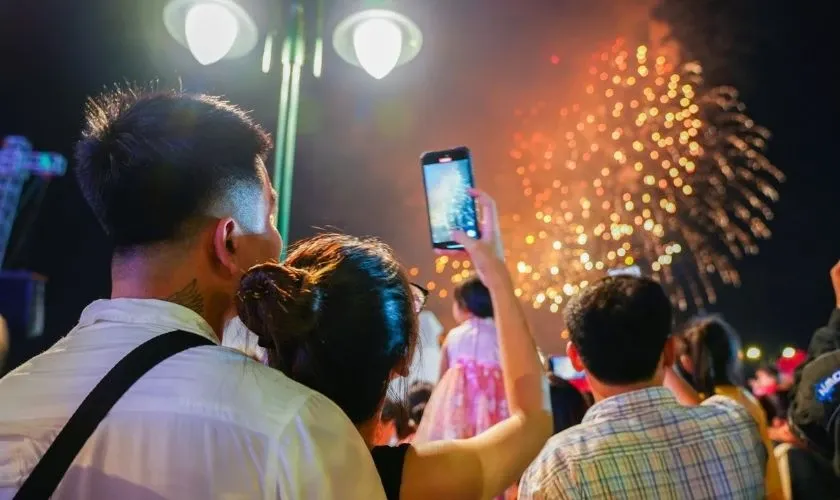 Cặp đôi hôn nhau dưới pháo hoa giao thừa, gợi ý thời điểm vàng để chúc năm mới người yêu