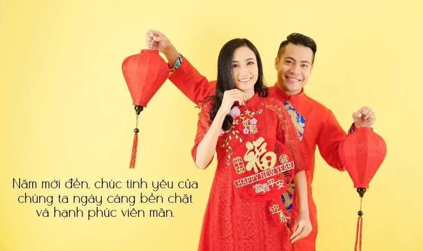 Cặp đôi trẻ hạnh phúc bên nhau trong không khí Tết, tượng trưng cho lời chúc năm mới ngắn gọn