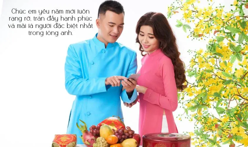 Bàn tay nắm chặt, trao nhau lì xì Tết, thể hiện những lời chúc năm mới người yêu hay nhất
