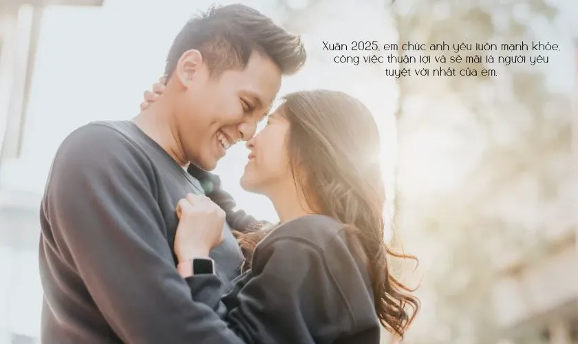 Cặp đôi tình tứ bên nhau trong sắc đỏ ngày Tết, tượng trưng cho lời chúc năm mới lãng mạn dành cho bạn trai