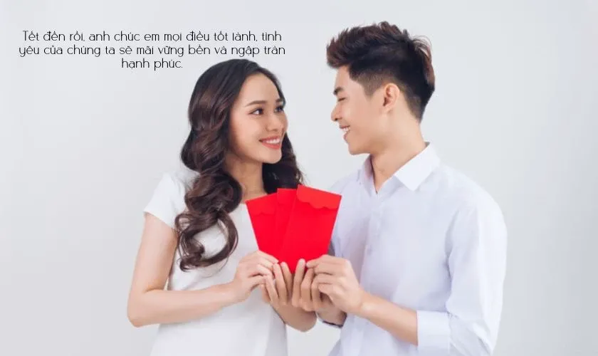 Cô gái rạng rỡ trong trang phục truyền thống, nhận lời chúc năm mới ngọt ngào từ bạn trai