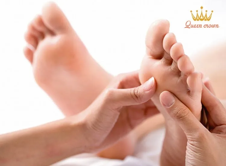 Dùng tay xoa bóp huyệt dũng tuyển trị ho