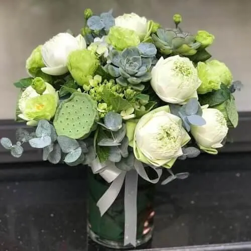 Hoa sen trắng nền đen mang ý nghĩa cao quý trong đám tang