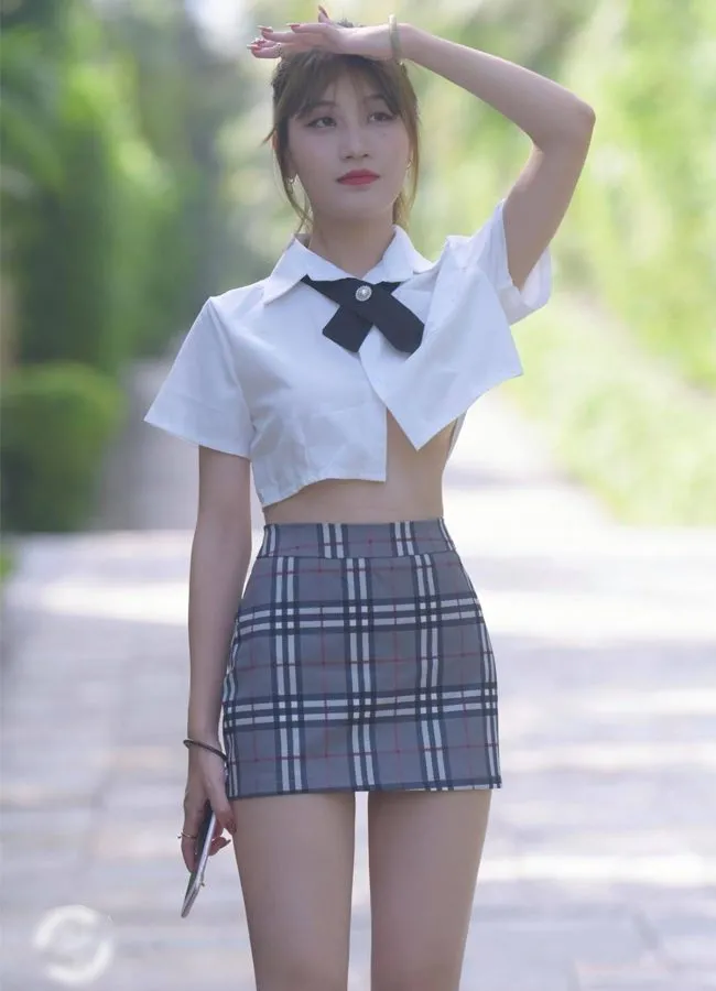 Nữ thần tượng Hàn Quốc quyến rũ với váy ngắn siêu gợi cảm