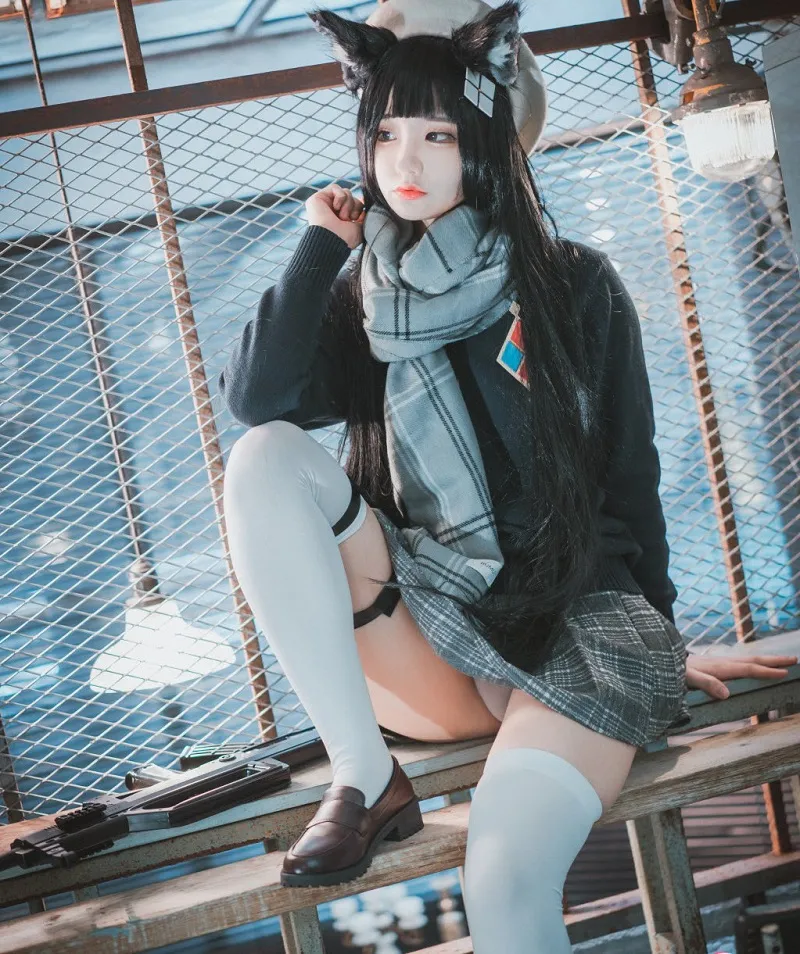 Nàng hot girl sành điệu với chân váy ngắn da và áo khoác bomber