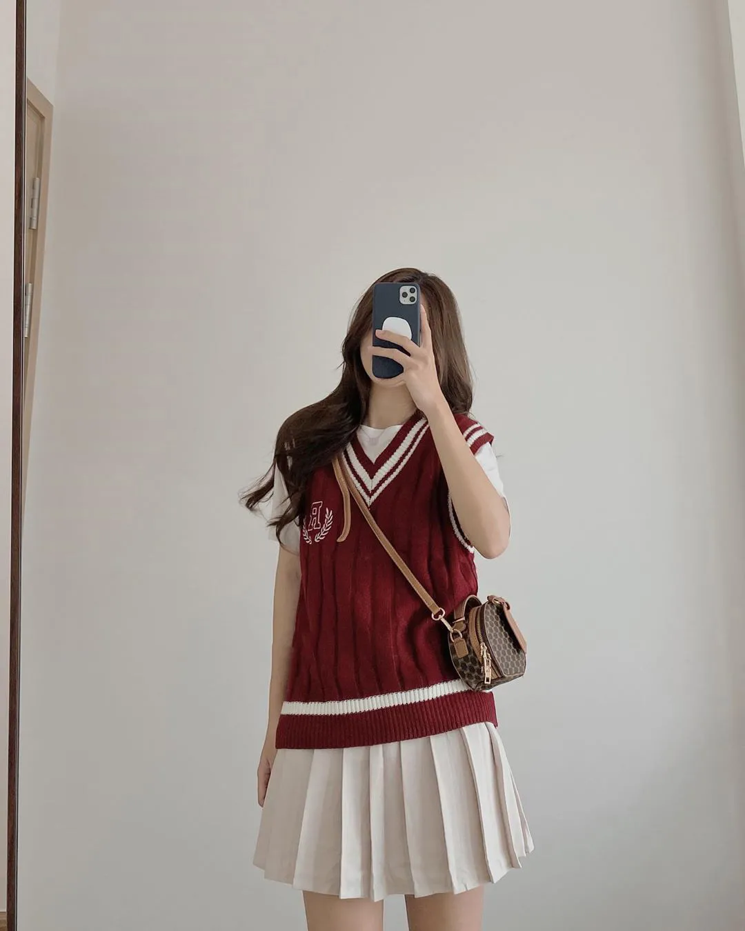 Thiếu nữ duyên dáng với váy ngắn họa tiết và áo blouse cách điệu