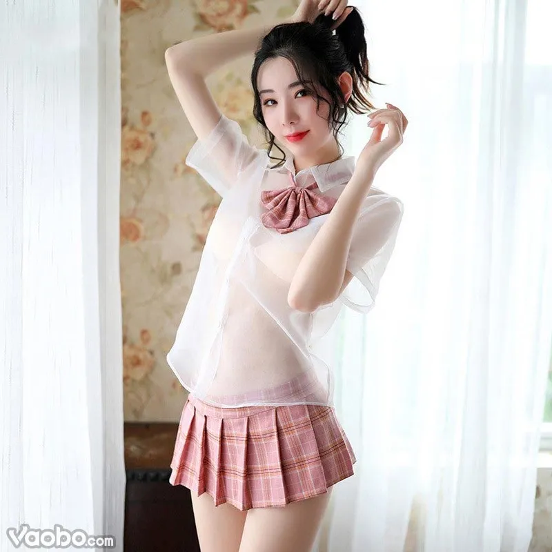 Cô gái trẻ trung với phong cách đường phố cùng váy ngắn và giày thể thao