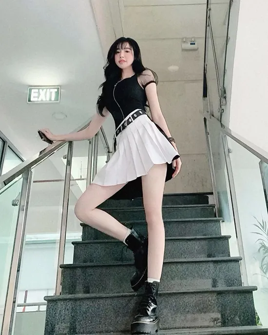 Thiếu nữ tự tin khoe dáng trong chân váy ngắn và áo ôm