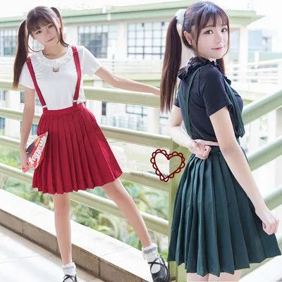 Nữ sinh duyên dáng với chân váy xếp ly và áo sơ mi trắng