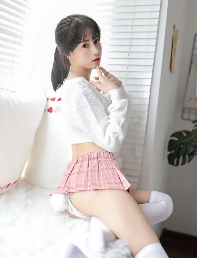 Cô gái tươi tắn trong chân váy xếp ly ngắn và áo phông trắng