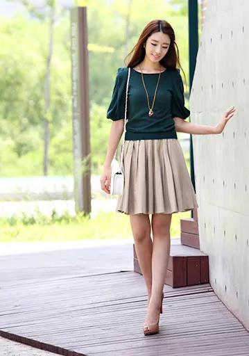 Thiếu nữ dịu dàng trong váy ngắn họa tiết và áo blouse