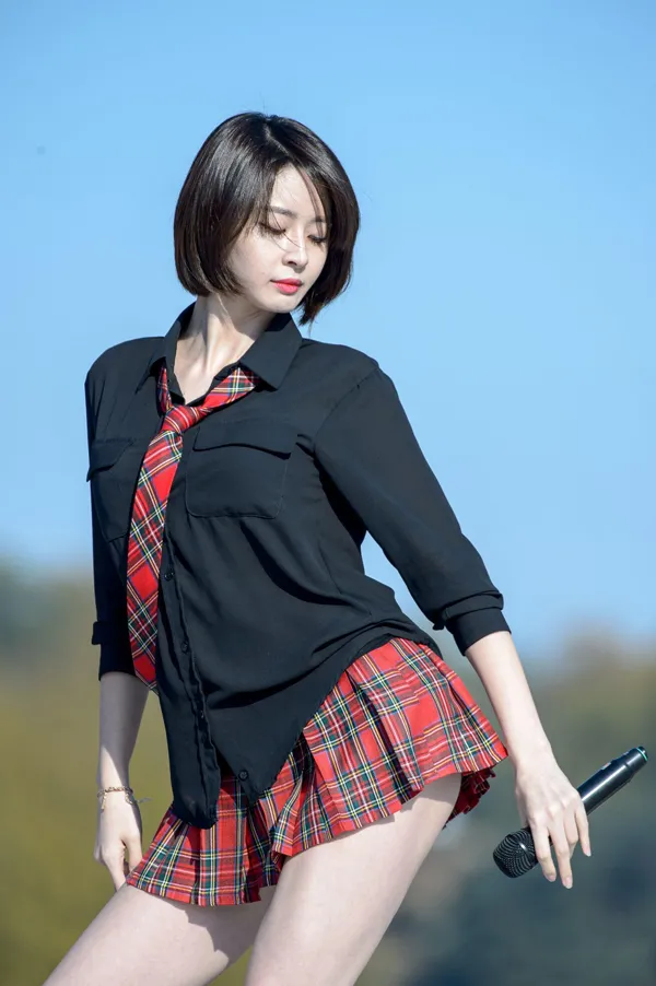 Gái xinh khoe dáng năng động trong chân váy tennis và áo polo